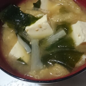 玉ねぎと豆腐と油揚げとわかめのお味噌汁